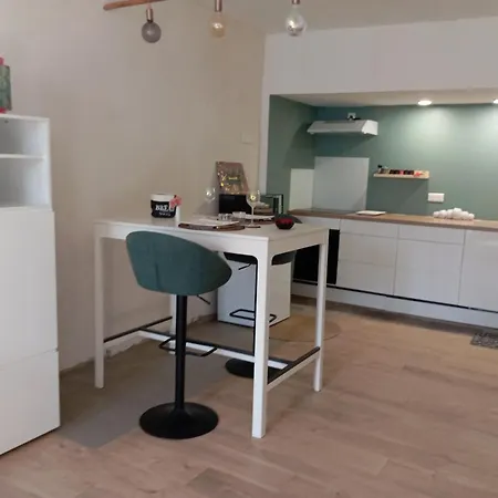 Hotes Entier Millau 아파트 꼼뻬르